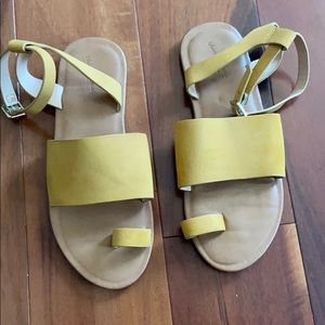Universal thread yellow sandals